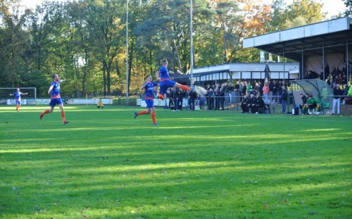 Brian Kruf juicht na zijn goal tegen vv Rijen